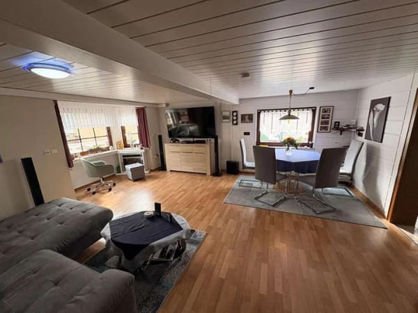 Immobilie in Kirchen (Sieg) - Familienfreundliche Doppelhaushälfte mit neuer Wärmepumpe, Terrassen, Garten, Garage und Carport  - Bild 2