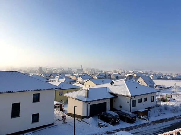 Immobilie in Neufahrn in Niederbayern - Hochwertige, energieeffiziente Familienwohnung im 4-Familienhaus mit PV, Wallbox und Garage - Bild 1