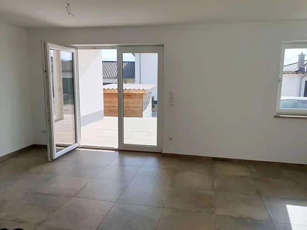 Immobilie in Neufahrn in Niederbayern - Hochwertige, energieeffiziente Familienwohnung im 4-Familienhaus mit PV, Wallbox und Garage - Bild 2