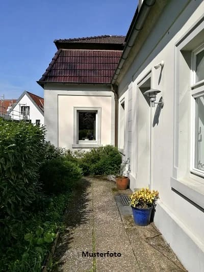 Immobilie in Illertissen - Wohnhaus mit integrierter Garage - Bild 0