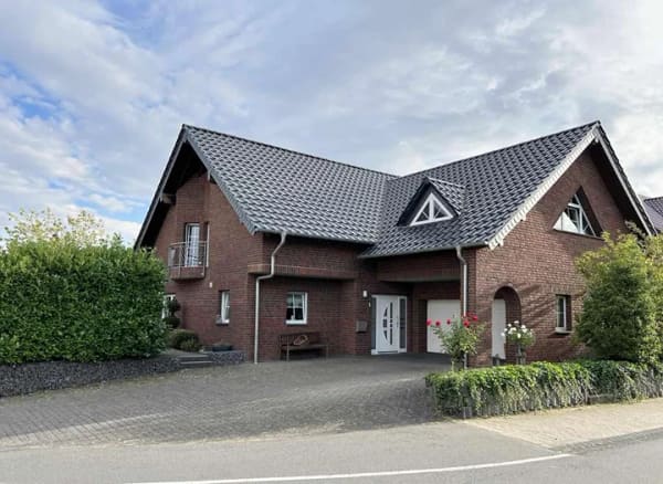 Immobilie in Kaisersesch - Repräsentatives Wohnhaus mit hochwertiger Ausstattung und Doppelgarage  - Bild 1
