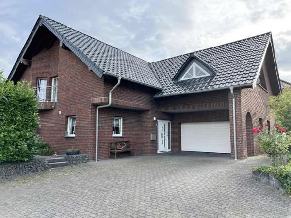 Immobilie in Kaisersesch - Repräsentatives Wohnhaus mit hochwertiger Ausstattung und Doppelgarage  - Bild 2