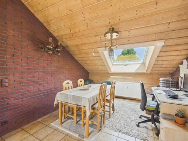 Immobilie in Ellhofen - Mehrfamilienhaus mit Garten, 3 Garagen & Potenzial für drei Wohneinheiten - Bild 4