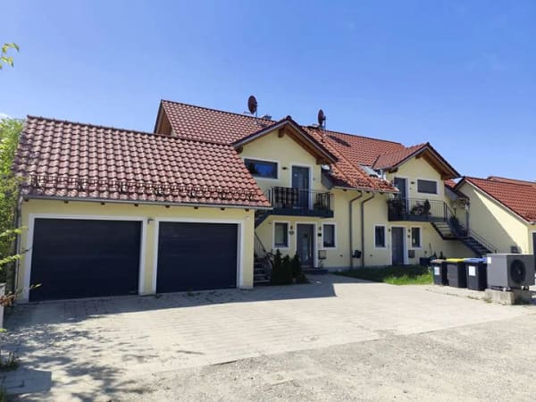 Immobilie in Greifenberg - Fast wie ein Haus - 4 Zi. über 2 Etagen in 2-Familienhaus - Kfw55,  großer Garten + SW-Balkon, - Bild 1