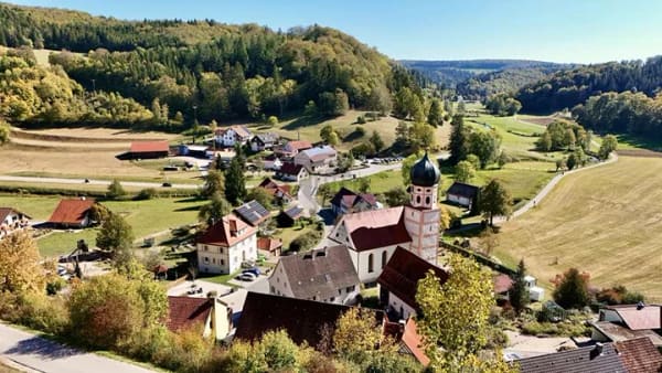 Immobilie in Münsingen - GROSSZÜGIGES ZWEIFAMILIENHAUS MIT 2 MAISONETTEN, SÜDBALKONEN & LAUTERTALBLICK - Bild 1