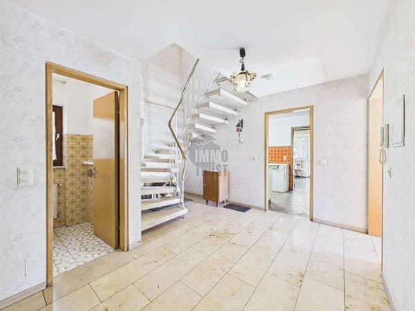 Immobilie in Münsingen - GROSSZÜGIGES ZWEIFAMILIENHAUS MIT 2 MAISONETTEN, SÜDBALKONEN & LAUTERTALBLICK - Bild 2