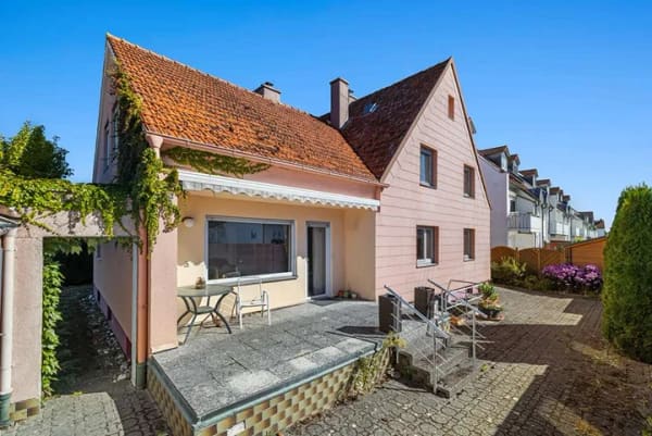 Immobilie in Illertissen - Charmantes, freistehendes Wohnhaus – bereit für Ihre Ideen - Bild 2