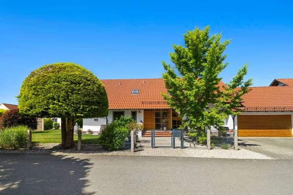 Immobilie in Bellenberg - Wohlfühlhaus mit Wellnessbereich und traumhaften Garten - Bild 1