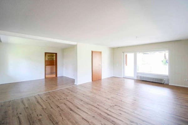 Immobilie in Burgwald - Hochwertiger Bungalow mit großzügigem Wohnen auf einer Ebene und sonnigem Südgarten - Bild 1