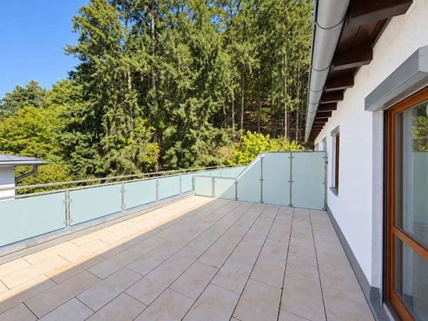 Immobilie in Tegernheim - Kleines Zuhause, große Terrasse – 1,5 Einzimmerwohnung mit Blick ins Grüne - Bild 2