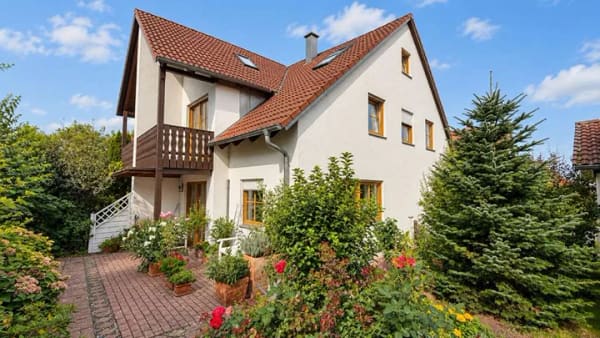 Immobilie in Köfering - Ein Zuhause im Grünen – gepflegte Doppelhaushälfte mit Garten und Balkon in Köfering - Bild 1
