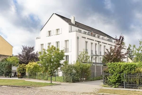 Immobilie in Birkenwerder - Kapitalanlage, die aus der Reihe tanzt: 2-Zimmer-Wohnung mit eigenem Eingang, Gartenanteil und Tiefg - Bild 1