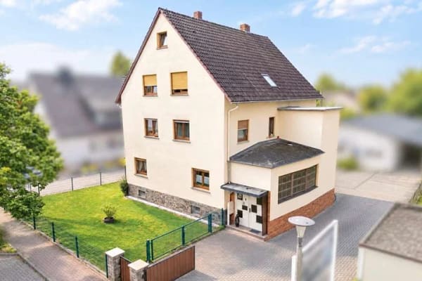 Immobilie in Erlensee - Viel Raum für Ihre Zukunft: Zweifamilienhaus mit vermieteter Einheit in Erlensee - Bild 0