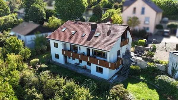 Immobilie in Gerbrunn - Großzügiges Wohnhaus mit drei Wohneinheiten und herrlichem Weitblick in ruhiger Lage - Bild 0