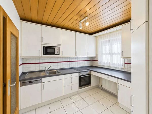 Immobilie in Gerbrunn - Großzügiges Wohnhaus mit drei Wohneinheiten und herrlichem Weitblick in ruhiger Lage - Bild 4