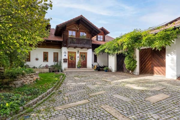 Immobilie in Bad Kötzting - Großzügiges Wohnen mit Loftcharakter & Naturblick – besonderes Einfamilienhaus bei Bad Kötzting! - Bild 0