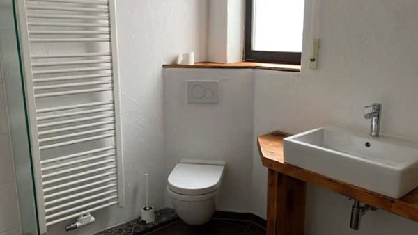 Immobilie in Hammersbach - INDIVIDUELLES – OFFEN GESTALTETES HAUS (einseitig angebaut) MIT ELW NEUER WINTERGARTEN – MODERNES BAD --- EINBAUKÜCHE SO WILL MAN LEBEN – GROSSZÜGIG – - Bild 2