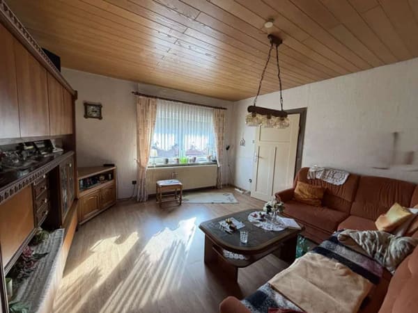 Immobilie in Schladen-Werla - Solides Einfamilienhaus mit Nebengebäude kleinem Vorgarten in Schladen - Bild 2
