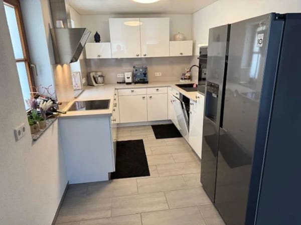 Immobilie in Ofterdingen - Günstige 3-Zi.-OG-ETW mit Terrasse, Garage, PKW-Stellplatz, Einbauküche, Wärmepumpe+Solar, u.v.m. - Bild 0