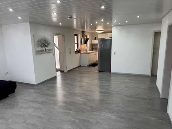 Immobilie in Ofterdingen - Günstige 3-Zi.-OG-ETW mit Terrasse, Garage, PKW-Stellplatz, Einbauküche, Wärmepumpe+Solar, u.v.m. - Bild 3