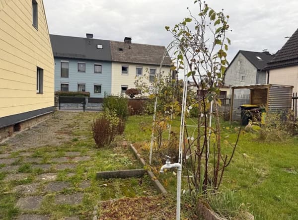 Immobilie in Kirchenlamitz - DHH mit 700 qm Grundstück und 2 Garagen - Bild 3