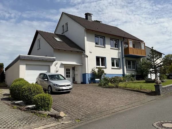Immobilie in Extertal - Großzügiges Zweifamilienhaus mit Wintergarten und zwei Garagen - Bild 0