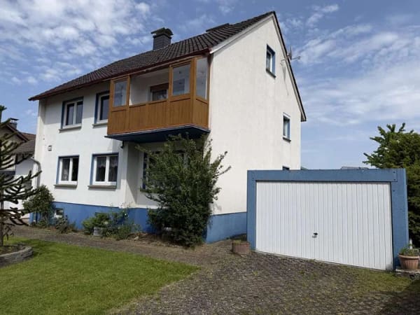 Immobilie in Extertal - Großzügiges Zweifamilienhaus mit Wintergarten und zwei Garagen - Bild 1