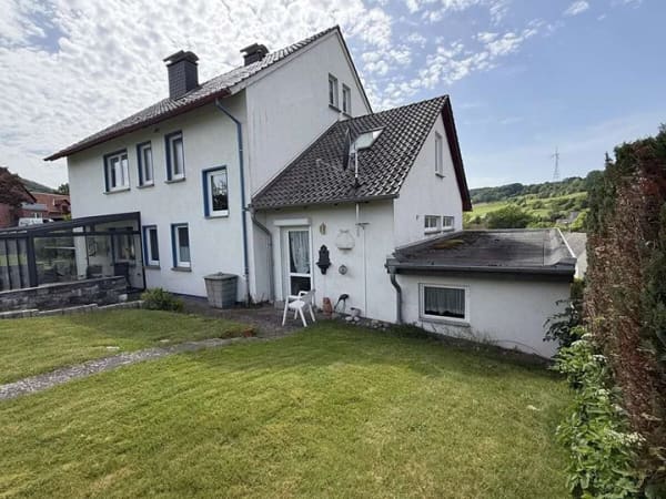 Immobilie in Extertal - Großzügiges Zweifamilienhaus mit Wintergarten und zwei Garagen - Bild 2