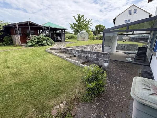 Immobilie in Extertal - Großzügiges Zweifamilienhaus mit Wintergarten und zwei Garagen - Bild 3