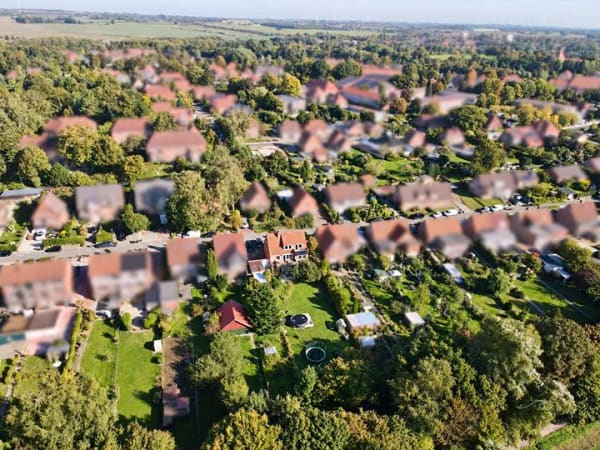 Immobilie in Oldenburg in Holstein - Ostseenahes Einfamilienhaus mit 130 m² Wohnfläche, Gartengeschoss & großem Garten - Bild 1
