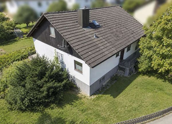 Immobilie in Adlkofen - Selbermachen lohnt sich-Raum für Ihre Ideen: 
Renovierungsbedürftiges EFH im Erbbaurecht in Adlkofe - Bild 1