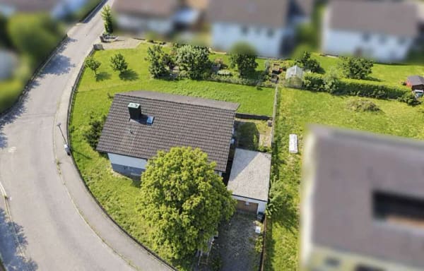 Immobilie in Adlkofen - Selbermachen lohnt sich-Raum für Ihre Ideen: 
Renovierungsbedürftiges EFH im Erbbaurecht in Adlkofe - Bild 2