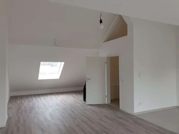 Immobilie in Walluf - Sonnige Dachgeschosswohnung mit Südbalkon & viel Licht - Bild 1