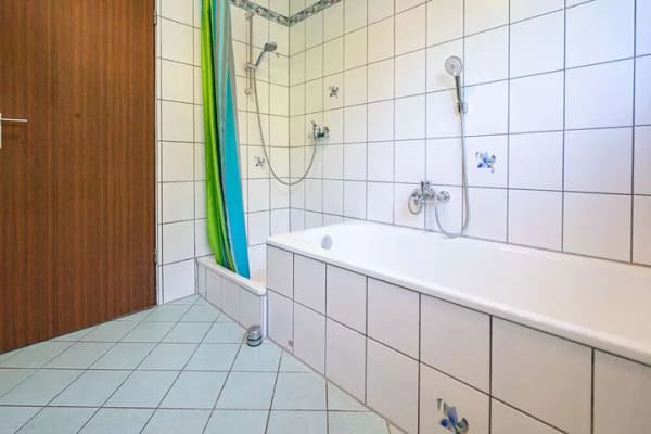 Immobilie in Berghülen - Großzügige 4,5-Zimmer-Erdgeschosswohnung mit Terrasse und Garage - Bild 4