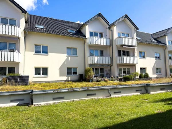 Immobilie in Oelsnitz/Erzgeb. - Vermietete 3-Zimmer-Eigentumswohnung mit Terrasse und Tiefgaragenstellplatz - Bild 0