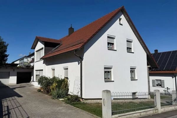 Immobilie in Ergoldsbach - Zwei Wohneinheiten. Eine Kapitalanlage. - Bild 1