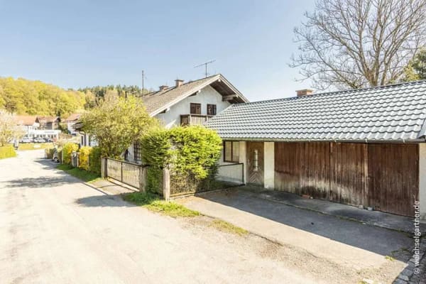 Immobilie in Glonn - Sanierungsbedürftiges Wohnhaus mit Nebengebäude und Potenzial zur Neubebauung - Bild 2