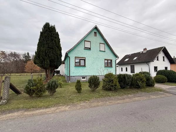 Immobilie in Auengrund - Zweifamilienhaus auf großzügigem Bauland mit zusätzlichem Entwicklungspotenzial - Bild 0