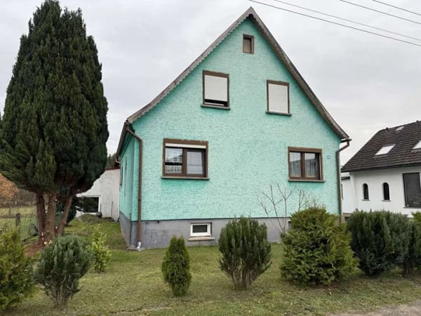 Immobilie in Auengrund - Zweifamilienhaus auf großzügigem Bauland mit zusätzlichem Entwicklungspotenzial - Bild 1