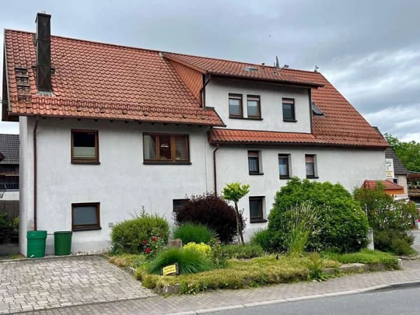 Immobilie in Schefflenz - Großzügiges, gepflegtes Wohn- und Geschäftshaus mit vermieteter Gewerbefläche und Scheune ... - Bild 1