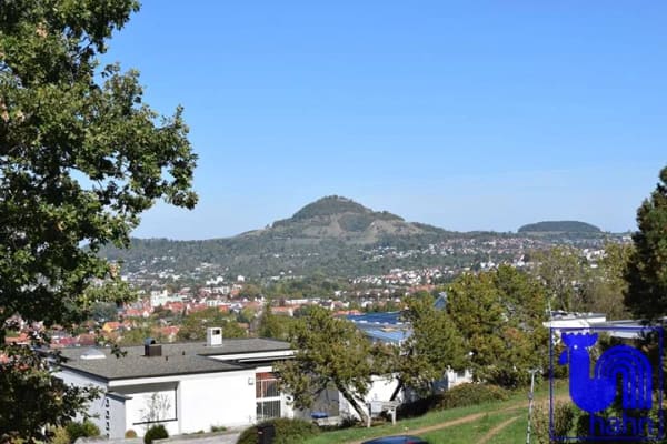 Immobilie in Pfullingen - Ideales Familiendomizil: Attraktive DHH mit ELW und schöner Weitsicht am Ahlsberg in Pfullingen - Bild 0