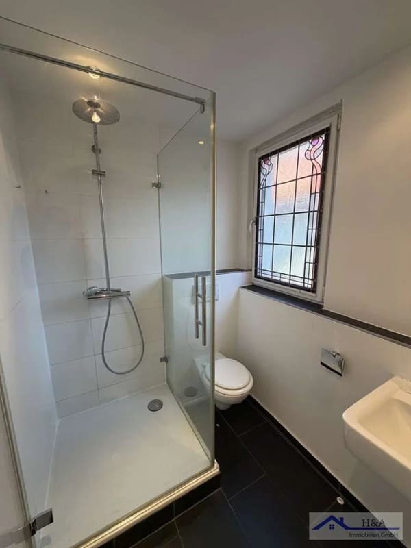 Immobilie in Burgdorf - 183 m² Wohnvielfalt im Herzen von Burgdorf – 7 Zimmer, Kamin & große Terrasse - Bild 2