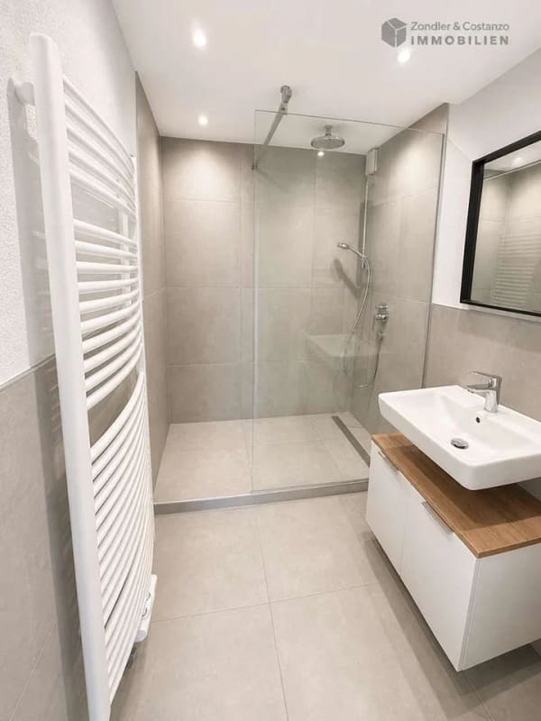 Immobilie in Winterbach - RENOVIERTE 2-ZI.-DG-WHG.: ca. 61qm * EBK * Stpl. * Balkon * mod. Bad * sep. WC * Winterbach * - Bild 2