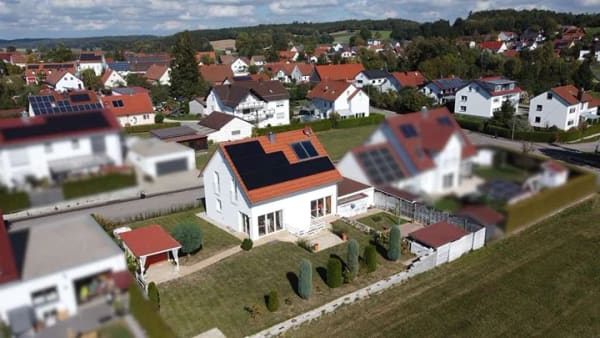 Immobilie in Roggenburg - Südländisches Flair – Einfamilienhaus mit Gartenidylle und Doppelgarage - direkt am Feldrand - Bild 0