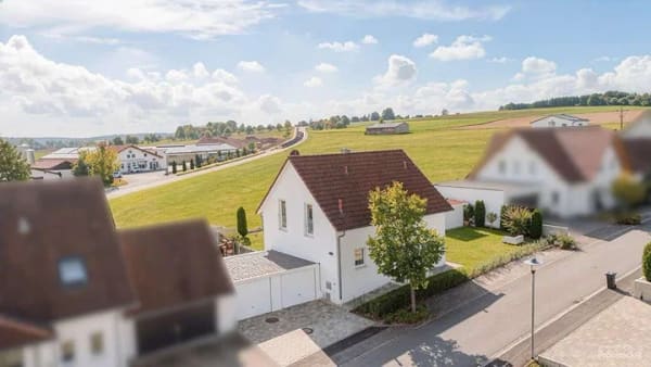 Immobilie in Roggenburg - Südländisches Flair – Einfamilienhaus mit Gartenidylle und Doppelgarage - direkt am Feldrand - Bild 1