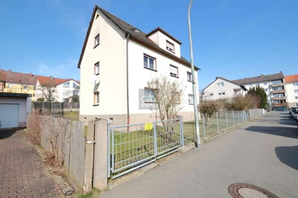 Immobilie in Weiden in der Oberpfalz - 3-Familienhaus mit großem Grundstück in zentrumsnaher Lage - Weiden - Bild 1