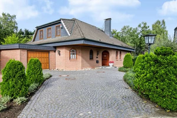 Immobilie in Hohenwestedt - Außergewöhnliche Villa in Sackgassenendlage mit direktem Waldanschluss. - Bild 1