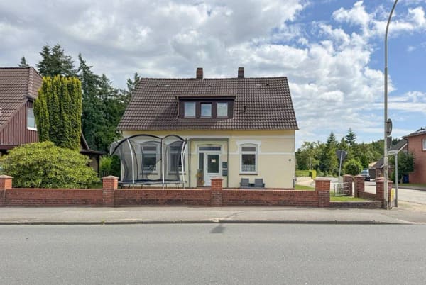 Immobilie in Hohenwestedt - Familien aufgepasst: Großzügiges Wohnhaus mit vielfältigen Nutzungsmöglichkeiten - Bild 1
