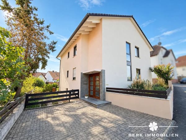Immobilie in Großostheim - BERK Immobilien - Gepflegtes Zweifamilienhaus mit Garten, Terrassen & vielseitigen Nutzungsmöglichkeiten - Bild 0