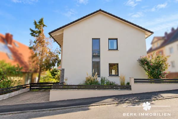Immobilie in Großostheim - BERK Immobilien - Gepflegtes Zweifamilienhaus mit Garten, Terrassen & vielseitigen Nutzungsmöglichkeiten - Bild 1